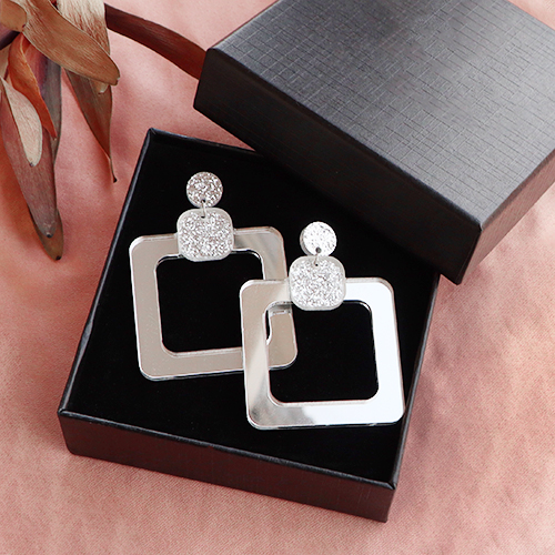 Tipps, wie  Sie Statement-Ohrringen gestalten