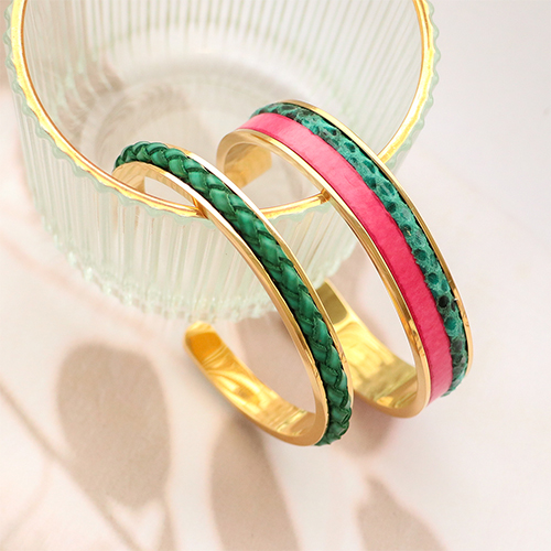 Geflochtenes Lederimitat zu trendigen Accessoires verarbeiten