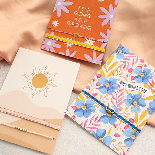 Farbenfrohe B&auml;nder und Schmuckkarten im hauseigenen Design 