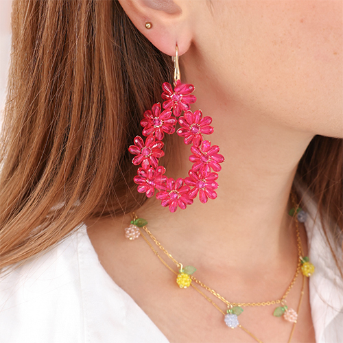 So kombinieren Sie Facett-Blumenohrringe und Facett-Beerenarmb&auml;nder 