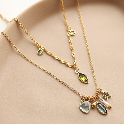 Ringe und Halsketten mit Kristallglas-Anh&auml;ngern gestaltet