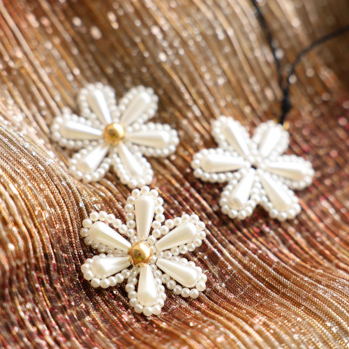 Festlichem Schmuck mit Blumen-Anh&auml;nger aus Facettperlen designen