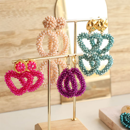 Wie man aus Anh&auml;ngern mit Facettperlen trendige Ohrringe fertigt