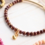 Schmuck in Trendfarben und mit goldenen Details aus neuen Jade Natursteinperlen
