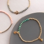Schmuck in Trendfarben und mit goldenen Details aus neuen Jade Natursteinperlen
