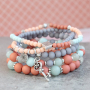 Diese bunten Armb&auml;nder bestehen aus Acrylperlen: