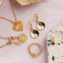 Gestalten Sie stilvollen Schmuck mit Yin-Yang-Anh&auml;ngern und Smiley-Perlen